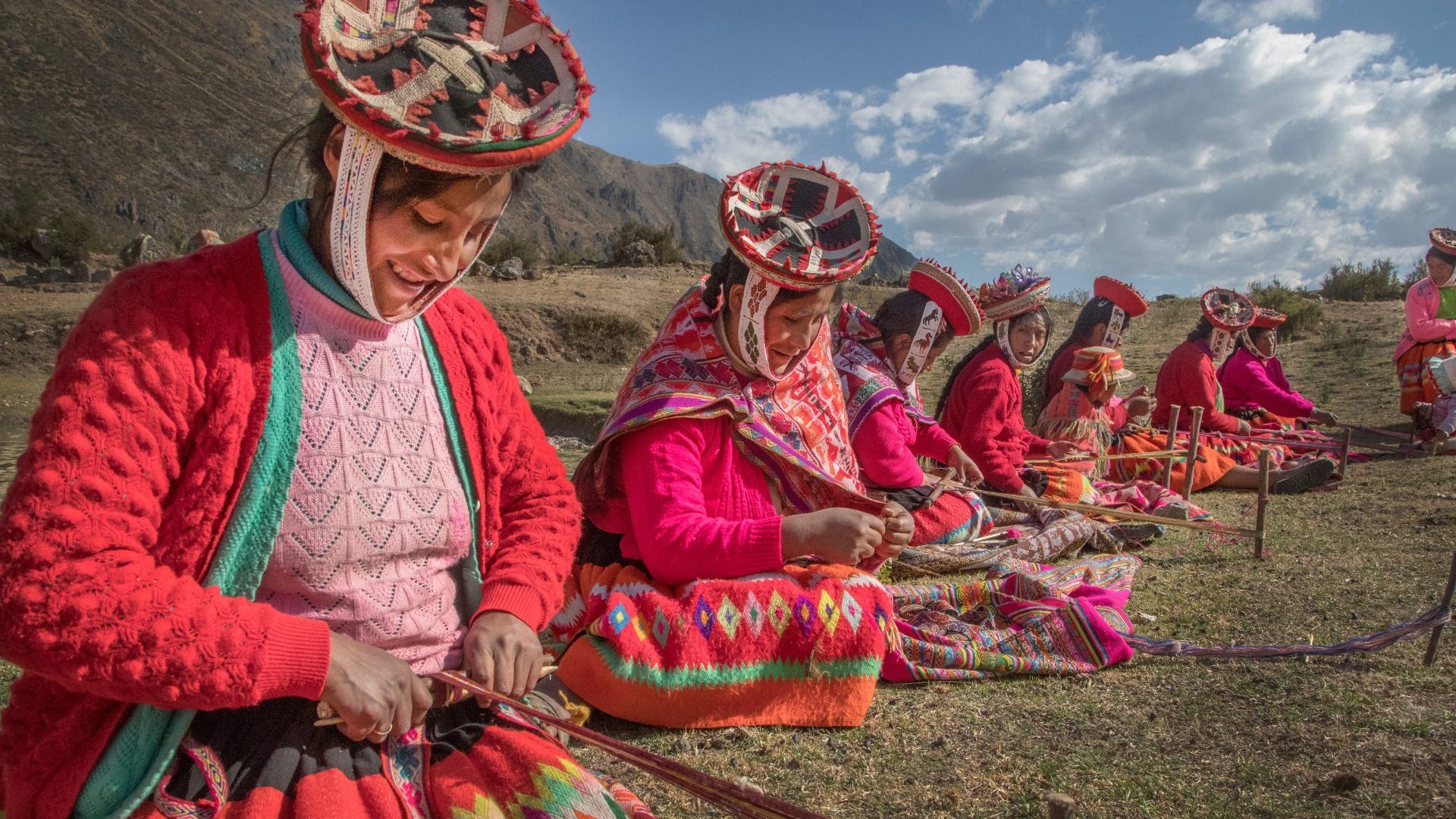 How are glaciers and alpacas impacting the work of these Peruvian artisans?